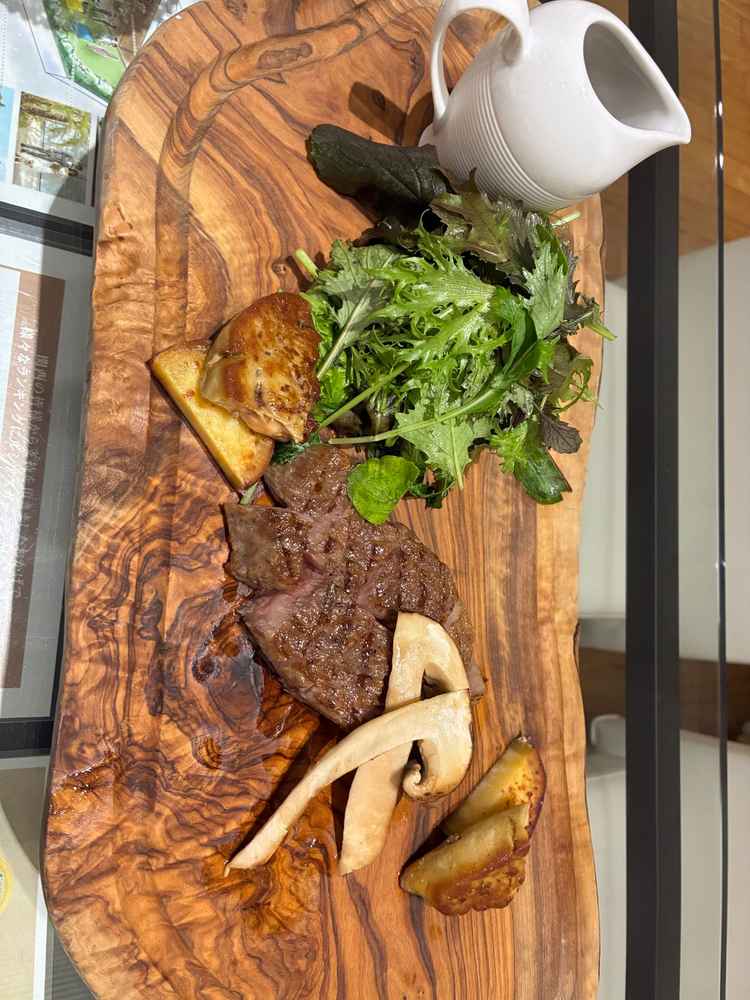 ご飯の試食をさせていただいたのですがこのメインのお肉が柔らかく高級感を感じました。