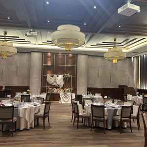 披露宴会場は、天井が高く広さがある。ブラウン調で落ち着いた雰囲気、照明もおしゃれで好みだった。