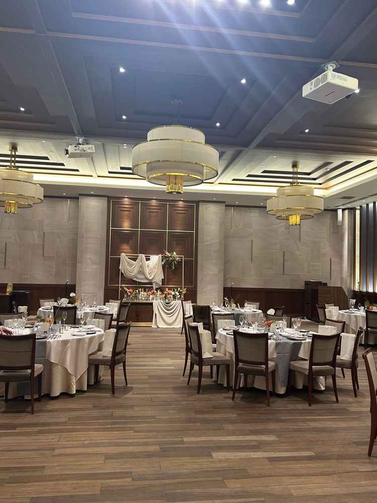 披露宴会場は、天井が高く広さがある。ブラウン調で落ち着いた雰囲気、照明もおしゃれで好みだった。