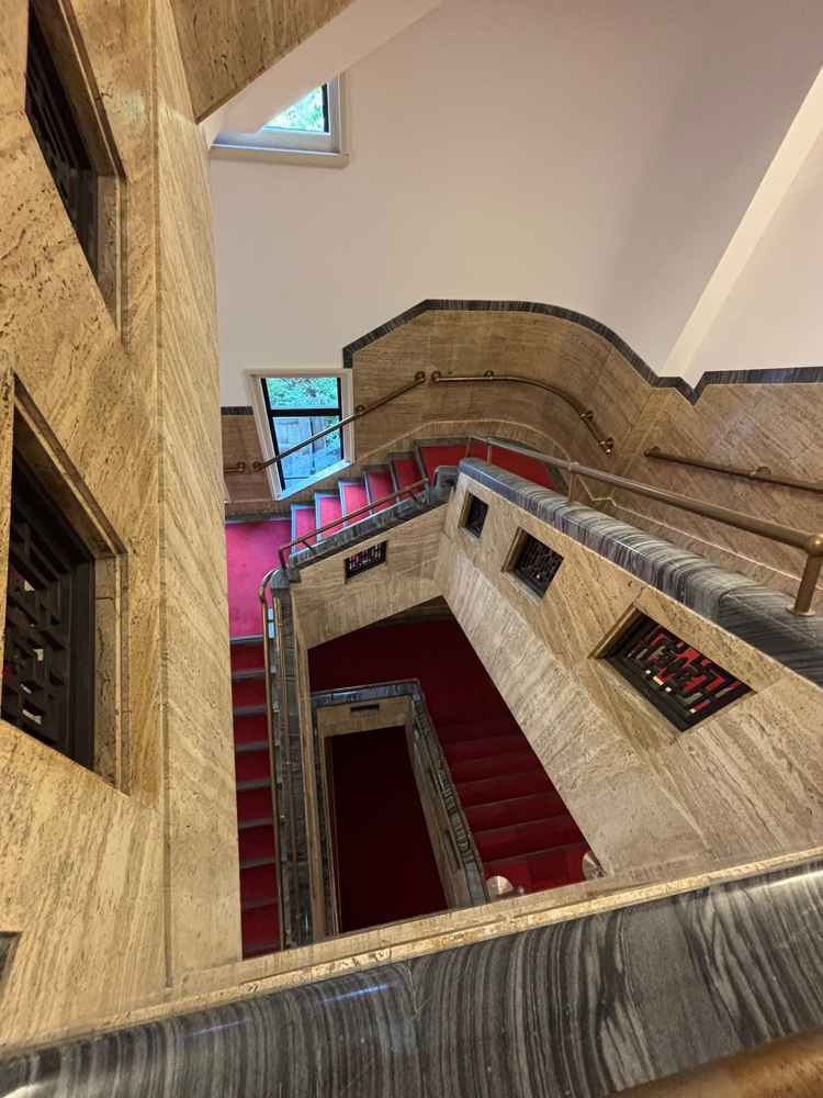 歴史を感じる螺旋階段、ここでの写真も撮影可能。