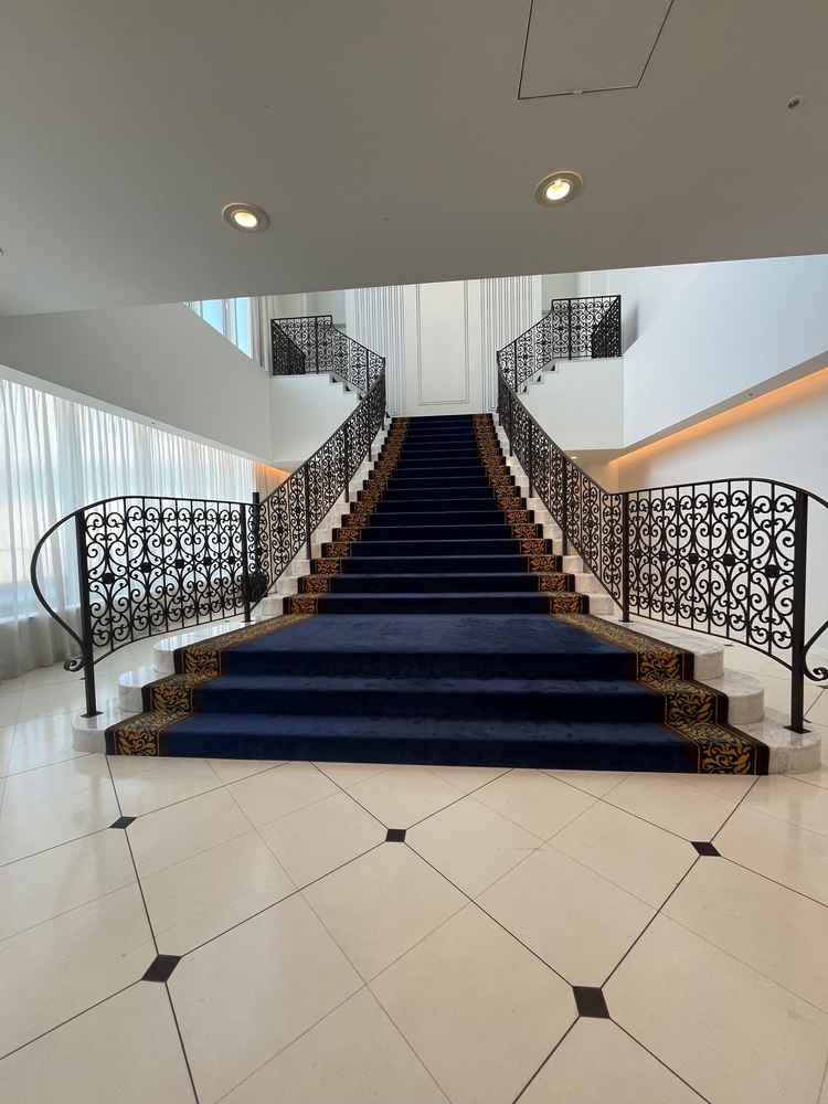 家族集合写真を撮る会場も宮殿のようなエレガントさを感じました。