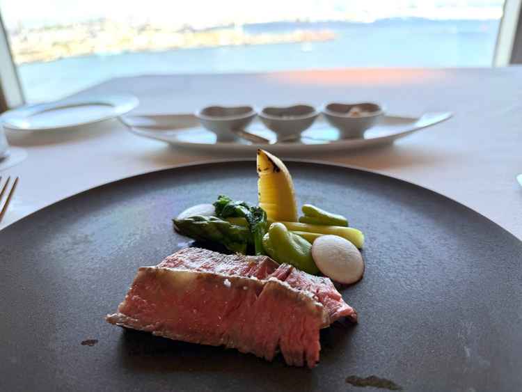 メイン料理のお肉。添えてあるホテルの形をモチーフにした筍が可愛く、みなとみらい感がありました。