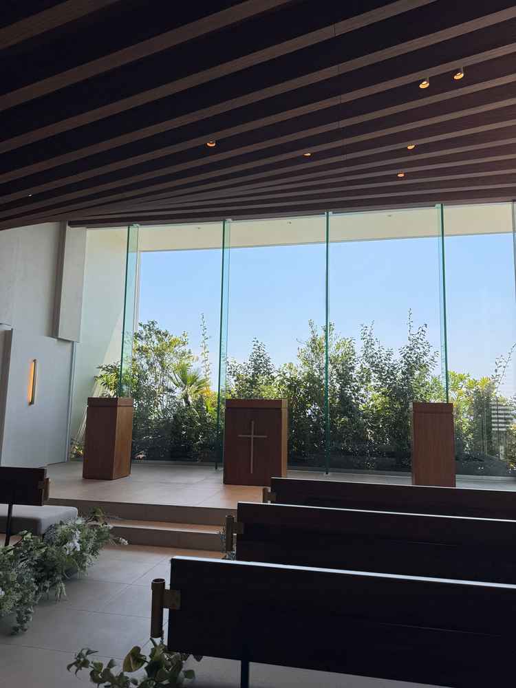 チャペルでの写真。ウッドとゴールドのアクセントのインテリアが植物とマッチングしており美しかったです。