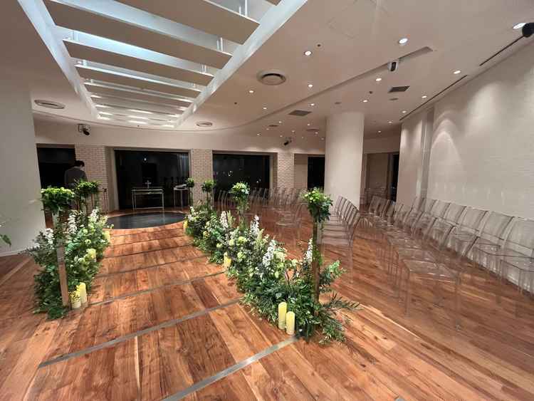 自然光が入るチャペル。劇場型の挙式会場をコンセプトにしてあり片側だけに座席が置いてありました。