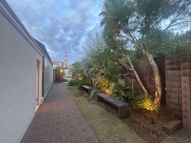 チャペル横の入り口からの通路。待機場所としても使えます。