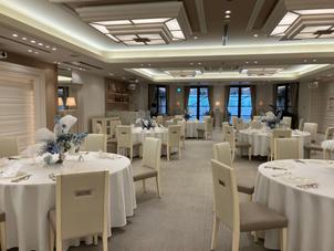 白基調の披露宴会場です。白なのでどんな色メインでコーディネートしても楽しめそうでした。