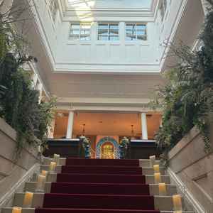 バージンロードには珍しい階段