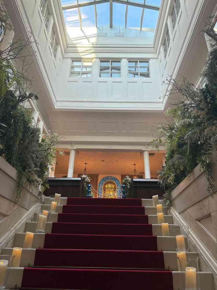 バージンロードには珍しい階段