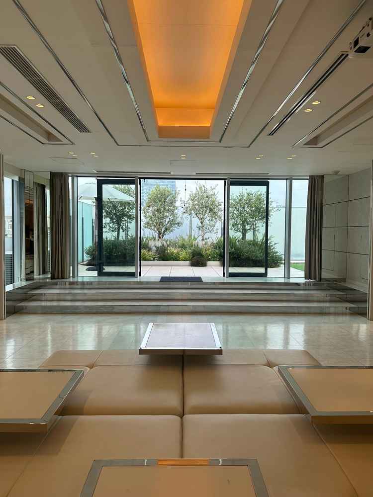 待合室。広く開放的で明るさもあった。