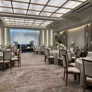 披露宴会場は複数種類用意があり、室内も広さ十分だがテラスもあることでより広々と使えそう。