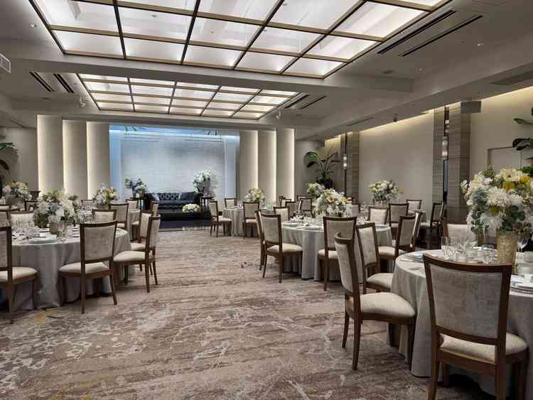 披露宴会場は複数種類用意があり、室内も広さ十分だがテラスもあることでより広々と使えそう。