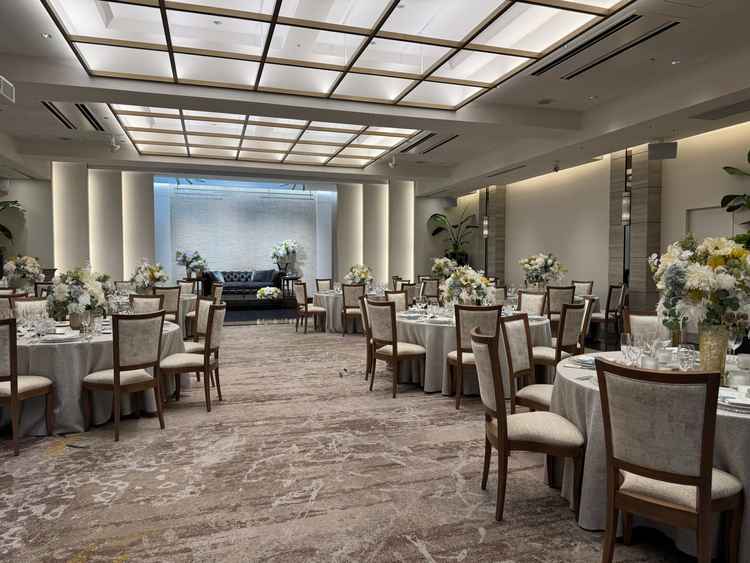 披露宴会場は複数種類用意があり、室内も広さ十分だがテラスもあることでより広々と使えそう。