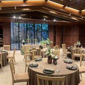 披露宴会場の写真。ブラウンの壁で温かみを感じた。天井の鏡があることで広く感じた。