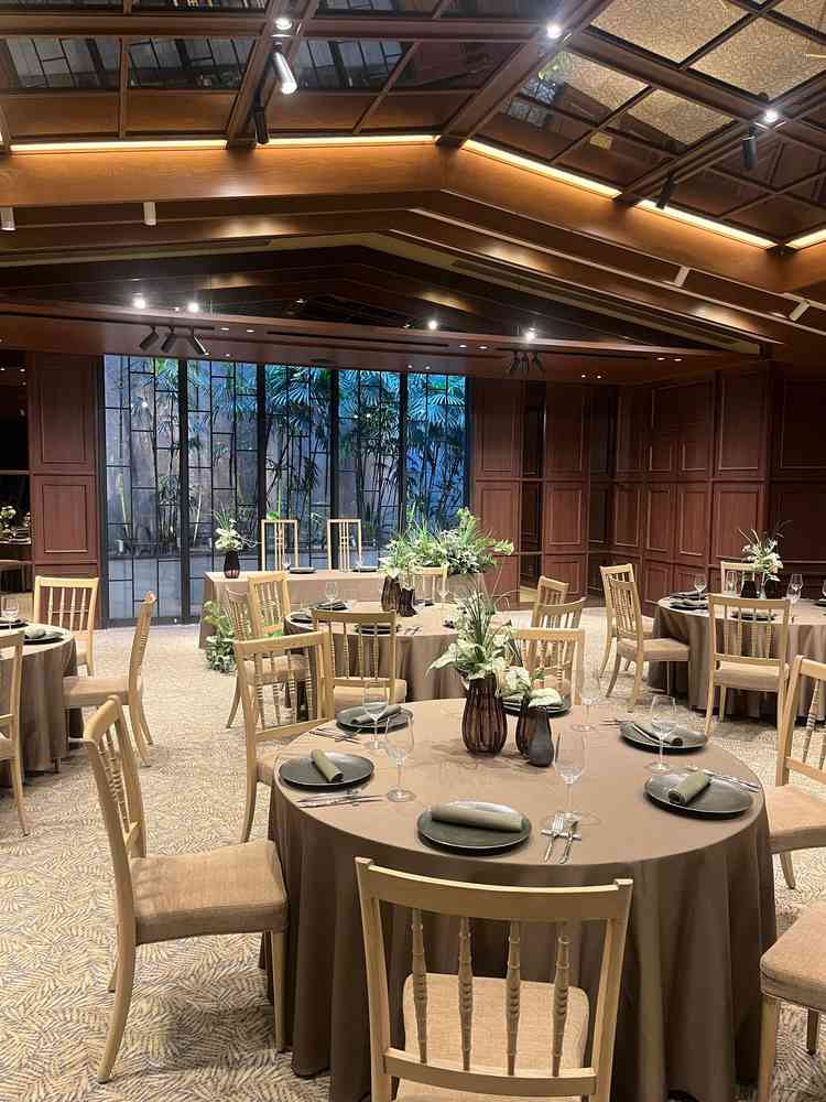 披露宴会場の写真。ブラウンの壁で温かみを感じた。天井の鏡があることで広く感じた。