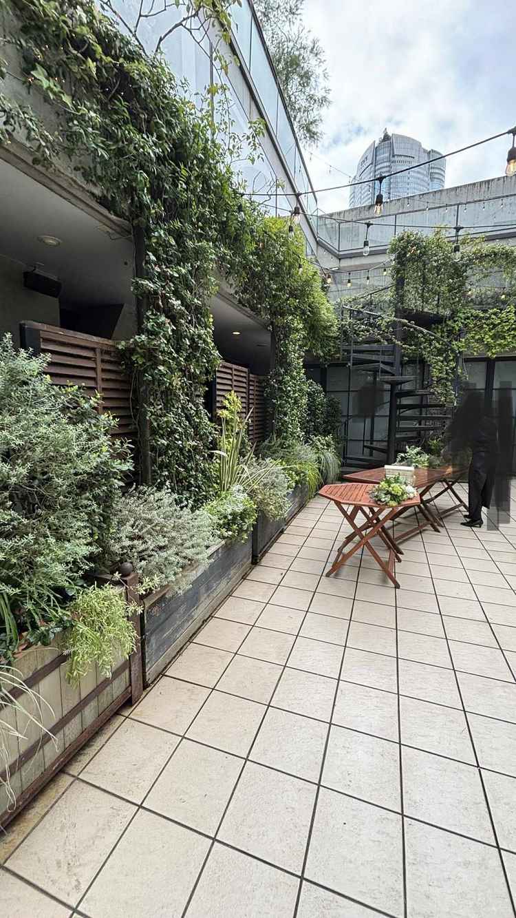 挙式後1Fの披露宴会場でやる場合は使える中庭。ビュッフェなどの準備中。