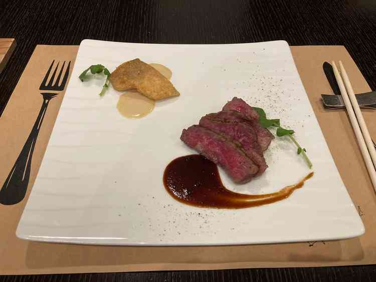 左上のお魚のフリットは、衣が薄くてサクッと軽い食感で美味しかったです。右下のお肉も、焼き加減も抜群。