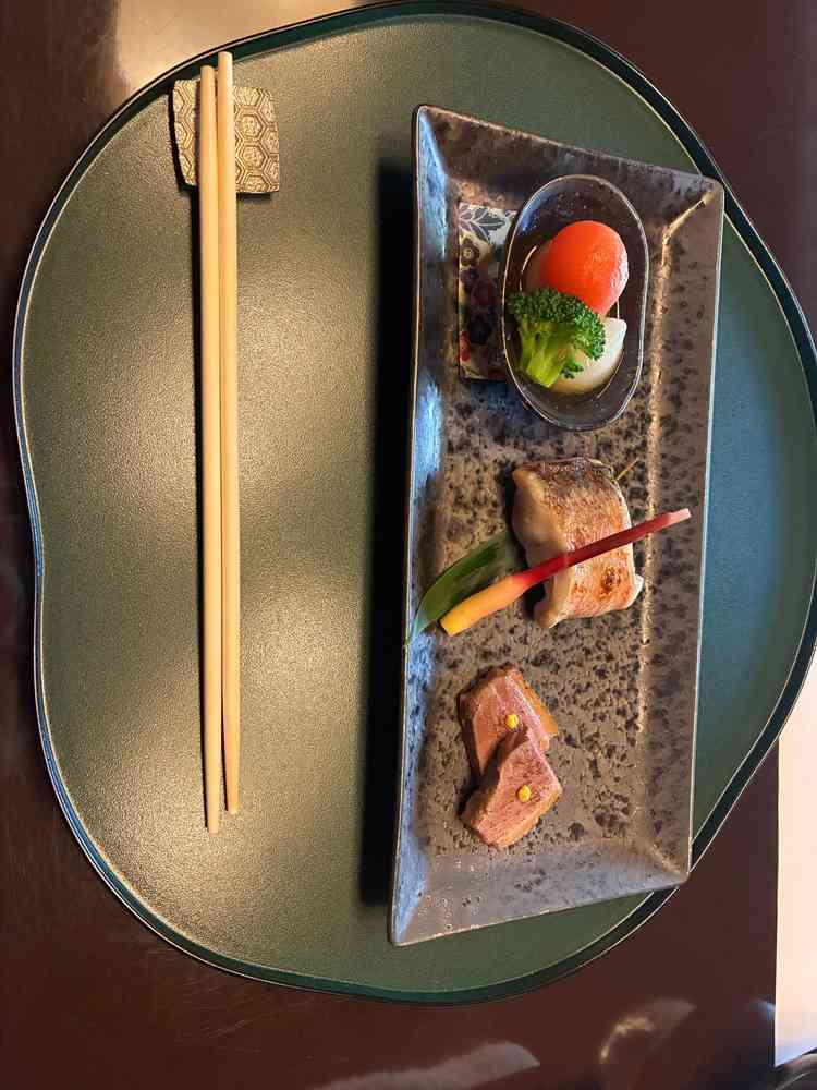 蛤のスープ、焼き物、煮付け、芋羊羹を頂きました。どれも非常に上品な味付けで美味しかったです。