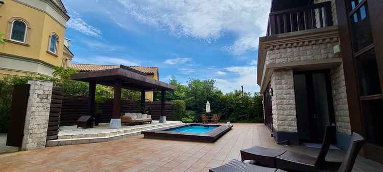 披露宴会場のプール付きのお庭