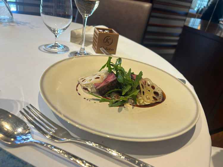 宗像産の牛ロース炭火焼き。サクフワみたいな新食感で、柔らかく椎茸のソテーみたいなものも美味しかったで