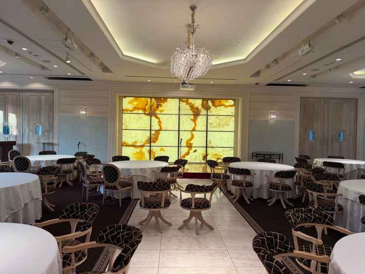 披露宴会場正面。人前式の場合、ここで挙式もできる。