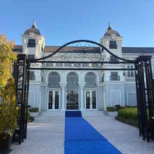 入り口。挙式後の写真撮影やフラワーシャワー可能。