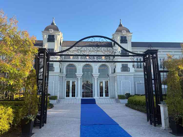 入り口。挙式後の写真撮影やフラワーシャワー可能。