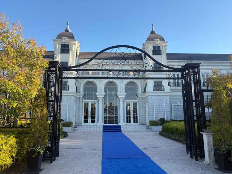 入り口。挙式後の写真撮影やフラワーシャワー可能。