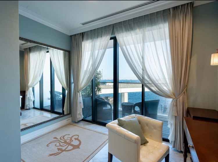 新郎新婦の控室で、景色がとても良かったです。また、式が終わった後にこの部屋で食事もできることが魅力的