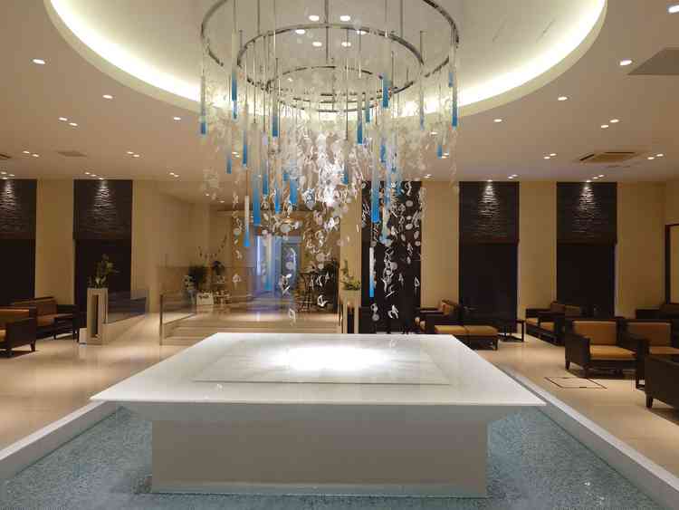 ラウンジの写真です。中央に素敵な噴水がありました。