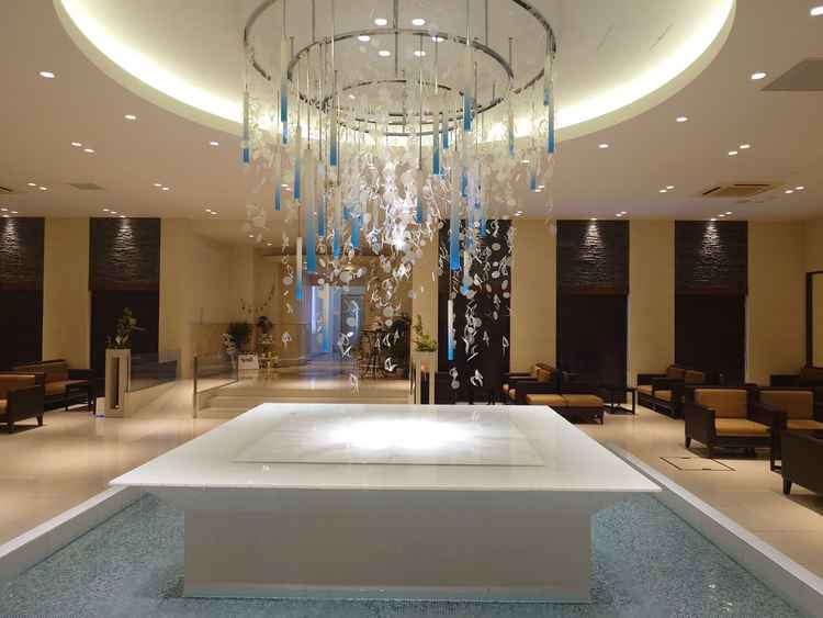 ラウンジの写真です。中央に素敵な噴水がありました。