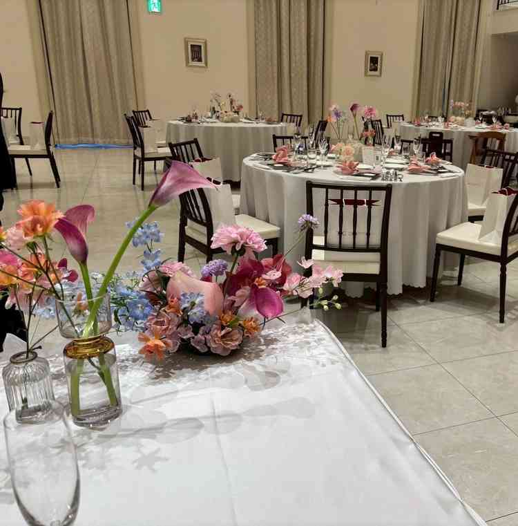 白を貴重としたナチュラルな雰囲気の会場。装花のパターンも豊富でお花1つで好みのイメージ変更可能。