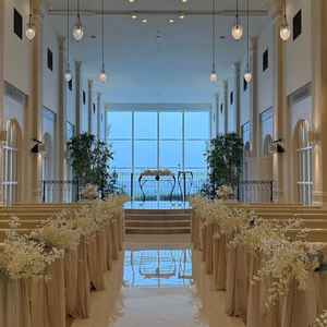 青空だと映えるチャペル。床に反射する景色がとても良かった。