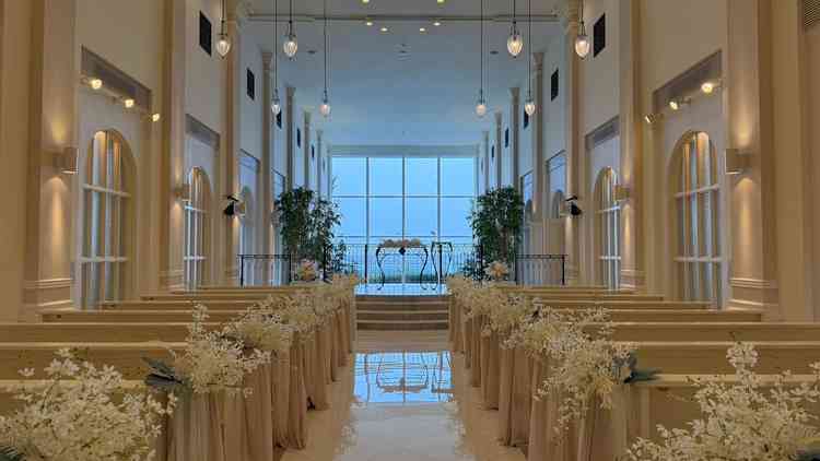 青空だと映えるチャペル。床に反射する景色がとても良かった。