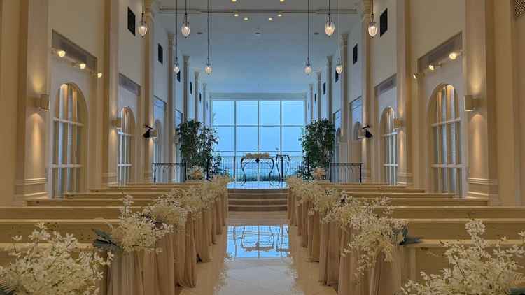 青空だと映えるチャペル。床に反射する景色がとても良かった。