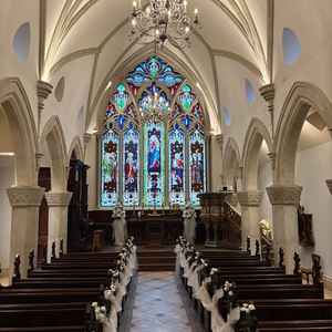 もう一つの挙式会場です。こちらは1枚の大きなステンドグラスを使っていて迫力がすごかったです。