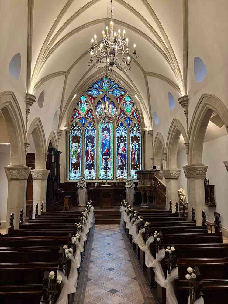 もう一つの挙式会場です。こちらは1枚の大きなステンドグラスを使っていて迫力がすごかったです。