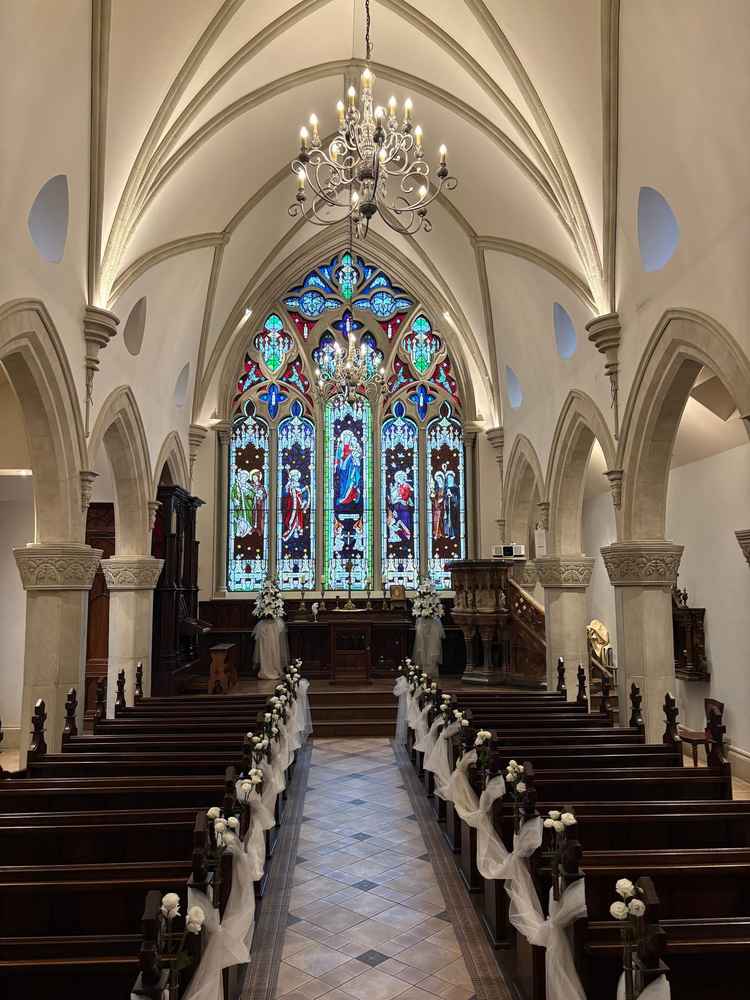 もう一つの挙式会場です。こちらは1枚の大きなステンドグラスを使っていて迫力がすごかったです。