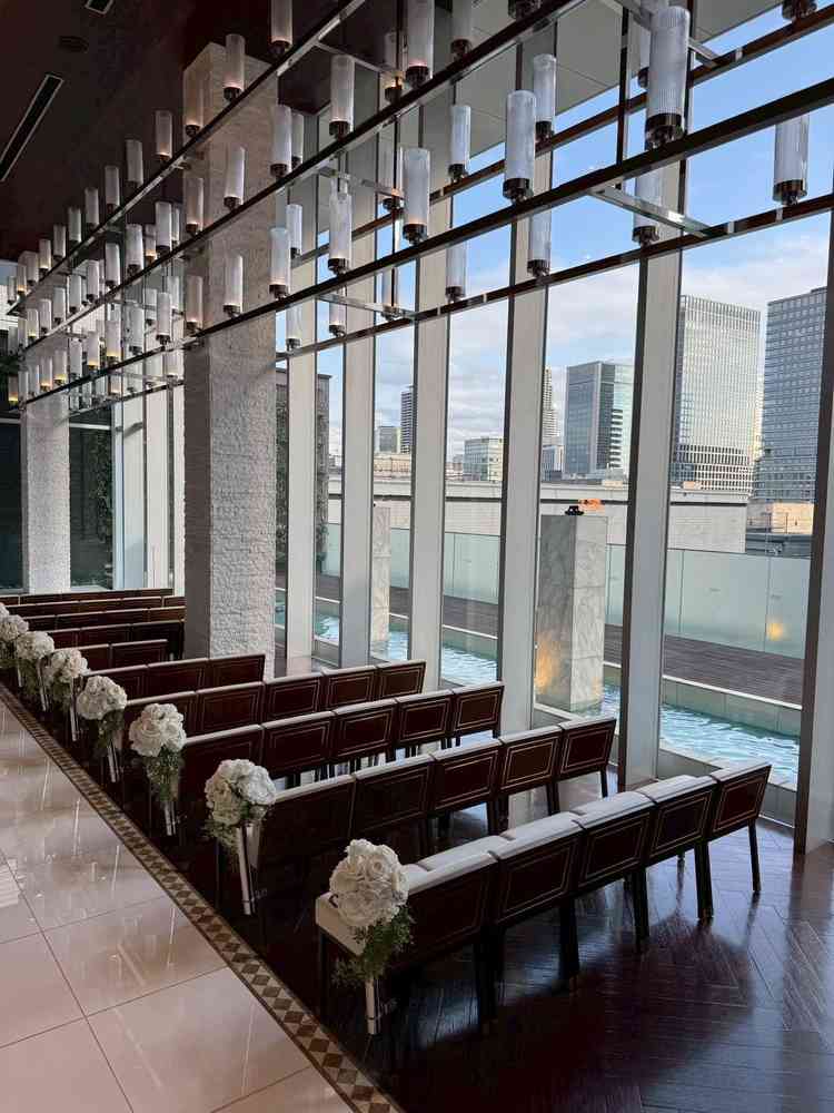 上階のチャペル開放感があって素敵。