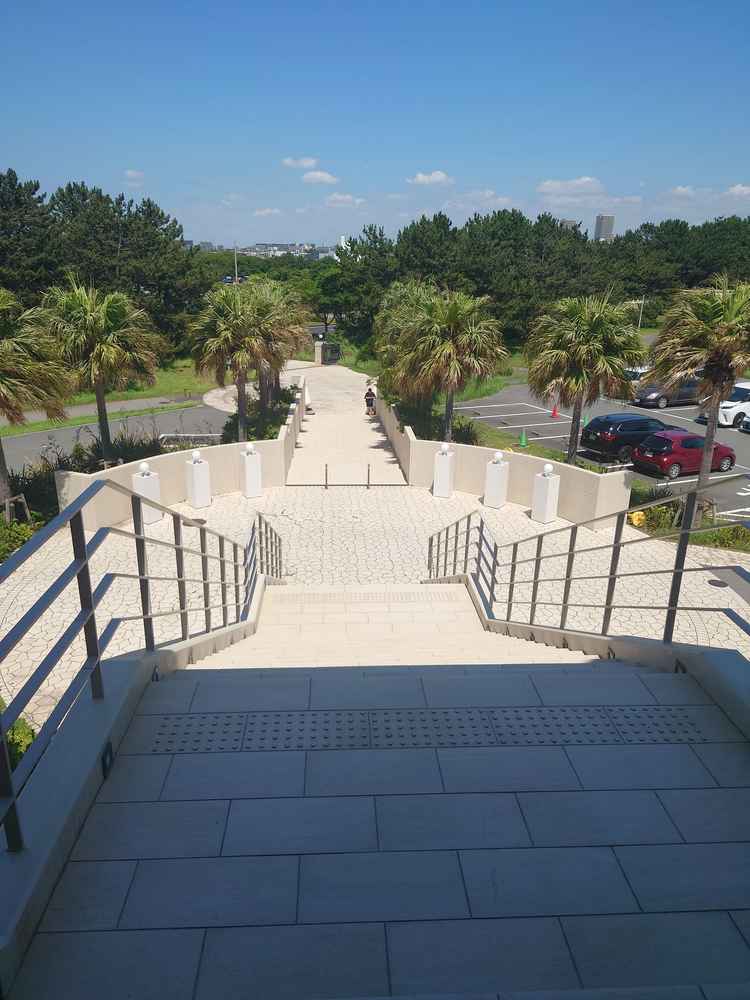 チャペル外側（上から）ゲストが横並びに祝福