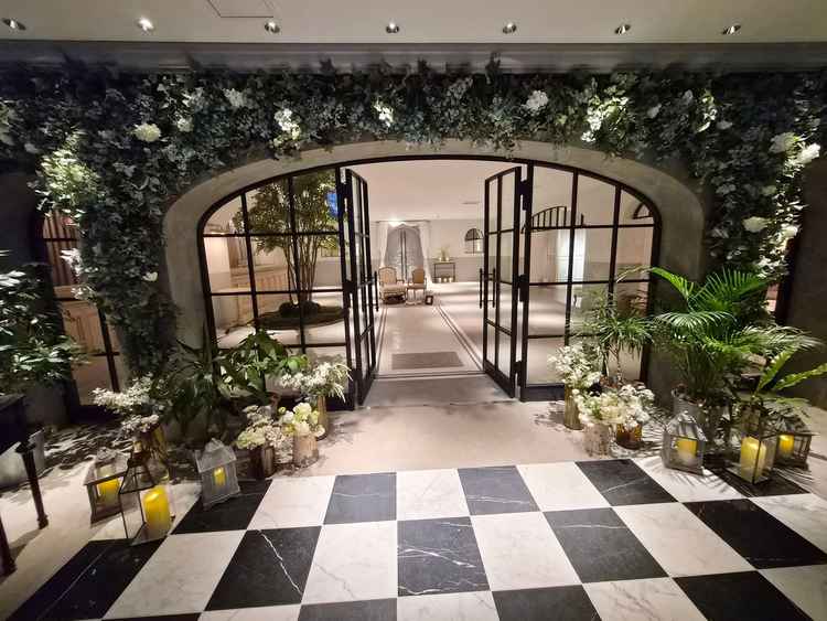 エレベーターから出るといきなりエントランスになっており、非日常に引き込まれる感覚があって良い。