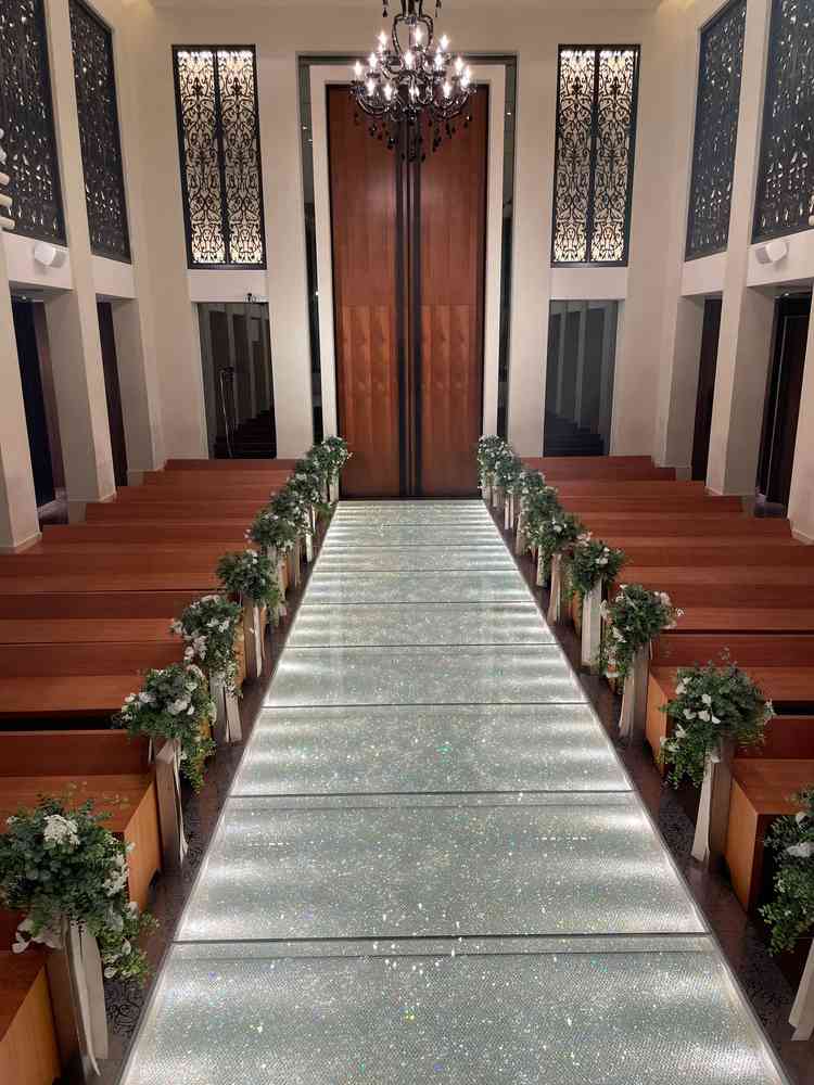 チャペルの写真。バージンロードの煌めきがレフ板の役目をしており、写真写りがとても良かったです。