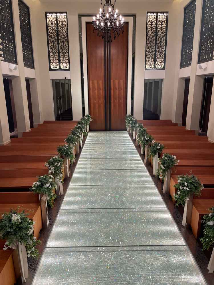 チャペルの写真。バージンロードの煌めきがレフ板の役目をしており、写真写りがとても良かったです。