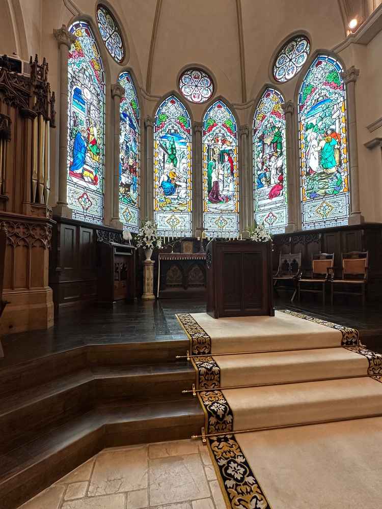 こちらは19世紀のイギリスをイメージして作った挙式会場。木の温かみが良かった。