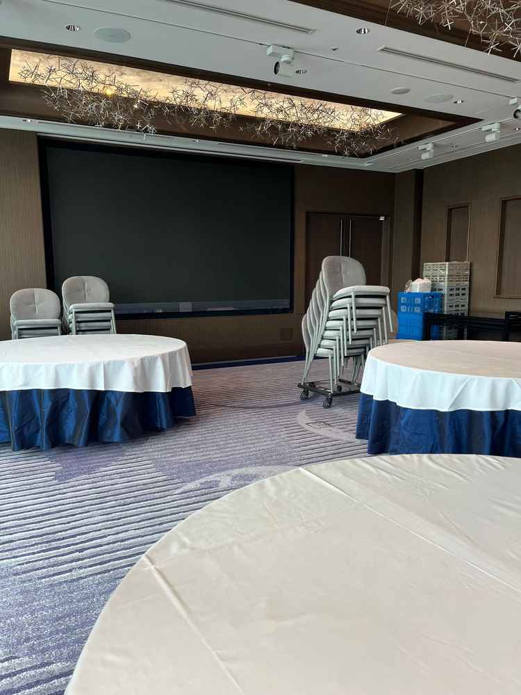 39階の披露宴会場は明るく、映像は壁に映すのではないため画質が良いとのこと。