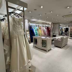 ドレスサロン。沢山のドレスがあり、式場内で完結出来るのが魅力だと思いました。