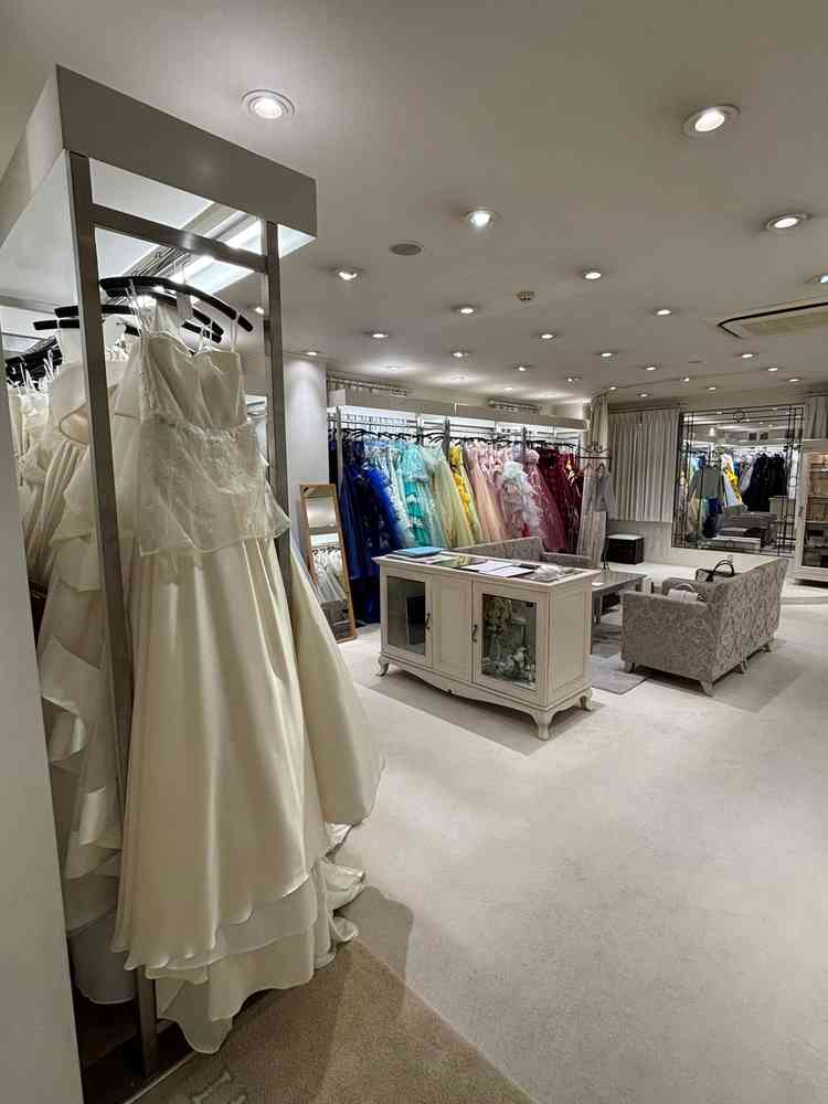ドレスサロン。沢山のドレスがあり、式場内で完結出来るのが魅力だと思いました。