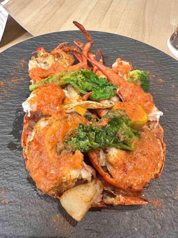 メイン料理のオマールエビは美味しかったです。