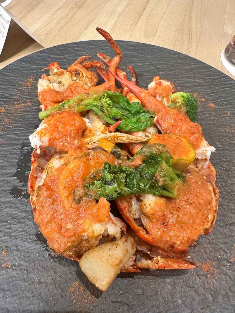 メイン料理のオマールエビは美味しかったです。