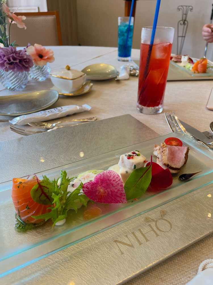 料理の中にハートのお野菜たちが。細かいところまで可愛くしていただけるのだなあと思いました。