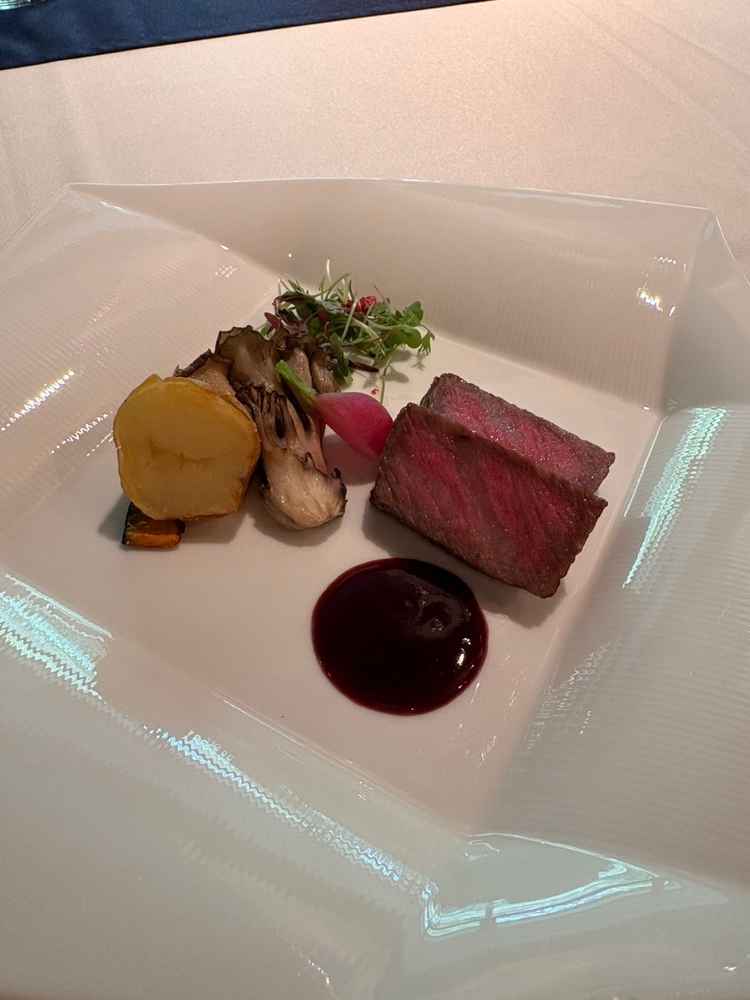 試食でいただいたお肉料理です。お肉が柔らかく、付け合わせの野菜やソースとの相性も良かったです。
